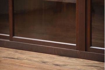 アンティーク家具　和製アンティーク　4枚引き戸付き!古い木製のガラス引き戸収納棚