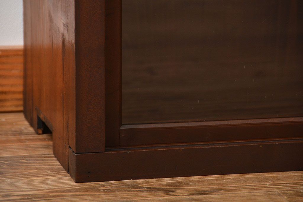 アンティーク家具　和製アンティーク　4枚引き戸付き!古い木製のガラス引き戸収納棚