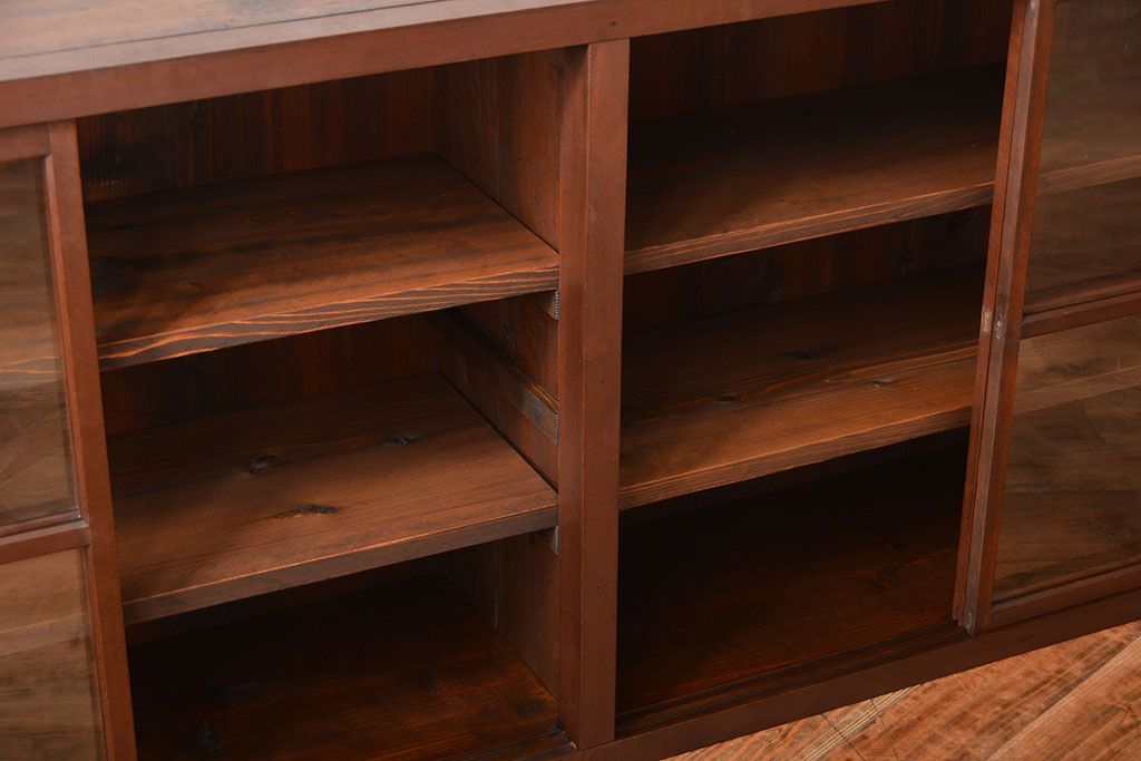 アンティーク家具　和製アンティーク　4枚引き戸付き!古い木製のガラス引き戸収納棚