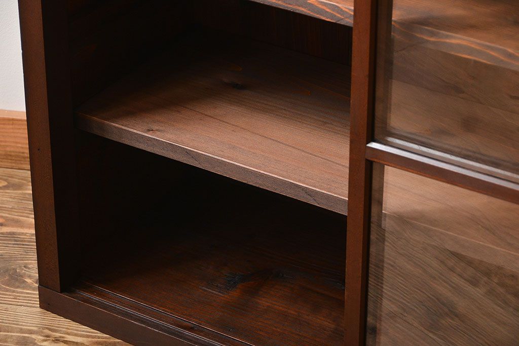 アンティーク家具　和製アンティーク　4枚引き戸付き!古い木製のガラス引き戸収納棚