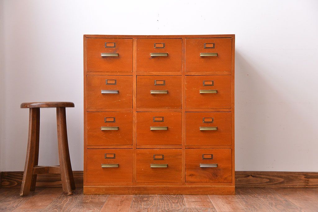 アンティーク家具　アンティーク　ネームプレート付き!古い木製の12杯引き出し