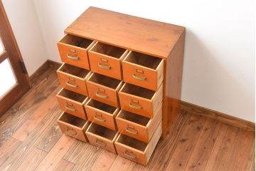 アンティーク家具　アンティーク　ネームプレート付き!古い木製の12杯引き出し