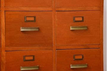 アンティーク家具　アンティーク　ネームプレート付き!古い木製の12杯引き出し