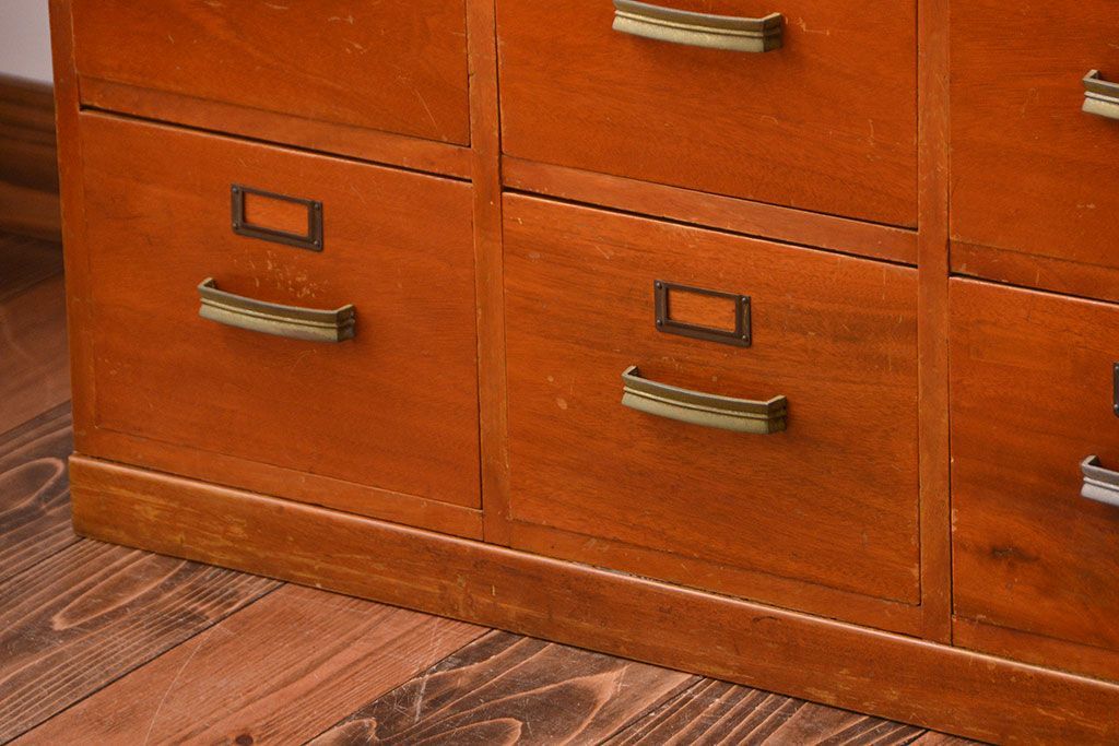 アンティーク家具　アンティーク　ネームプレート付き!古い木製の12杯引き出し