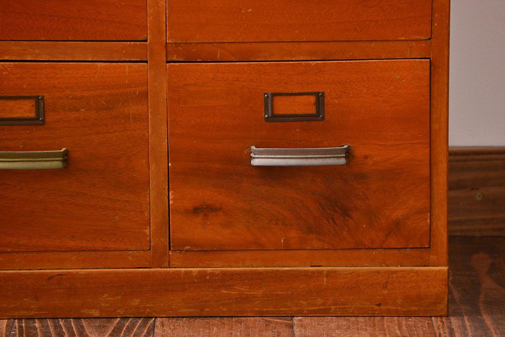 アンティーク家具　アンティーク　ネームプレート付き!古い木製の12杯引き出し