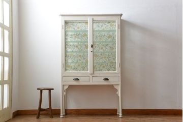 アンティーク家具　アンティークペイント　おしゃれな壁紙付きショーケース(ケビント)