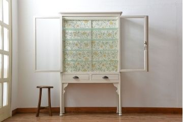 アンティーク家具　アンティークペイント　おしゃれな壁紙付きショーケース(ケビント)