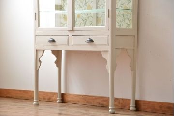 アンティーク家具　アンティークペイント　おしゃれな壁紙付きショーケース(ケビント)