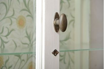 アンティーク家具　アンティークペイント　おしゃれな壁紙付きショーケース(ケビント)