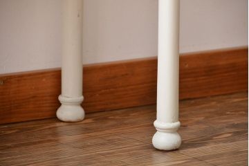 アンティーク家具　アンティークペイント　おしゃれな壁紙付きショーケース(ケビント)