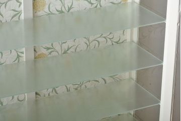 アンティーク家具　アンティークペイント　おしゃれな壁紙付きショーケース(ケビント)