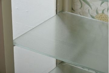 アンティーク家具　アンティークペイント　おしゃれな壁紙付きショーケース(ケビント)