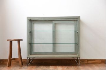アンティーク家具　アンティークペイント　おしゃれな鉄脚付きショーケース