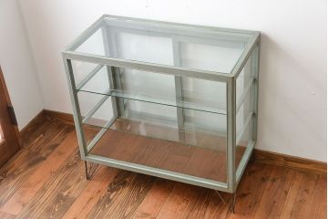 アンティーク家具　アンティークペイント　おしゃれな鉄脚付きショーケース