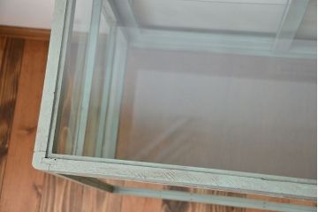 アンティーク家具　アンティークペイント　おしゃれな鉄脚付きショーケース