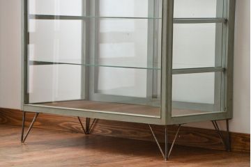 アンティーク家具　アンティークペイント　おしゃれな鉄脚付きショーケース