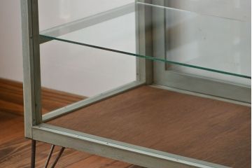 アンティーク家具　アンティークペイント　おしゃれな鉄脚付きショーケース