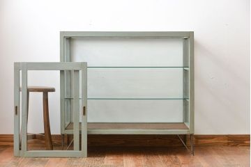 アンティーク家具　アンティークペイント　おしゃれな鉄脚付きショーケース