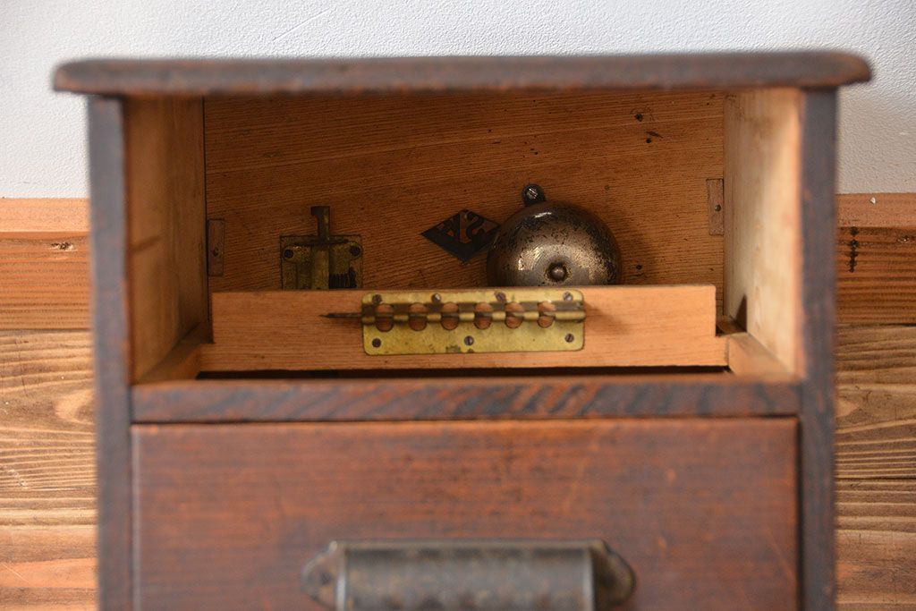アンティーク家具　和製アンティーク　仕掛け付き古い木製小引き出し