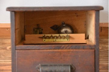 アンティーク家具　和製アンティーク　仕掛け付き古い木製小引き出し