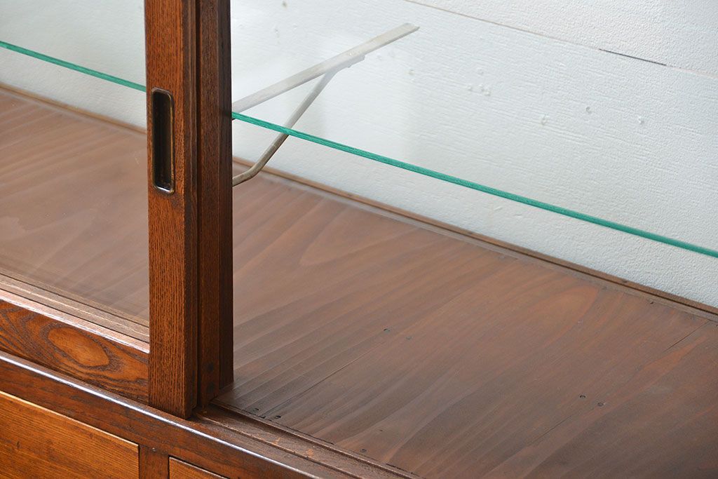 レトロ家具　昭和レトロ　4杯引き出し付き!アンティーク脚付きガラスケース