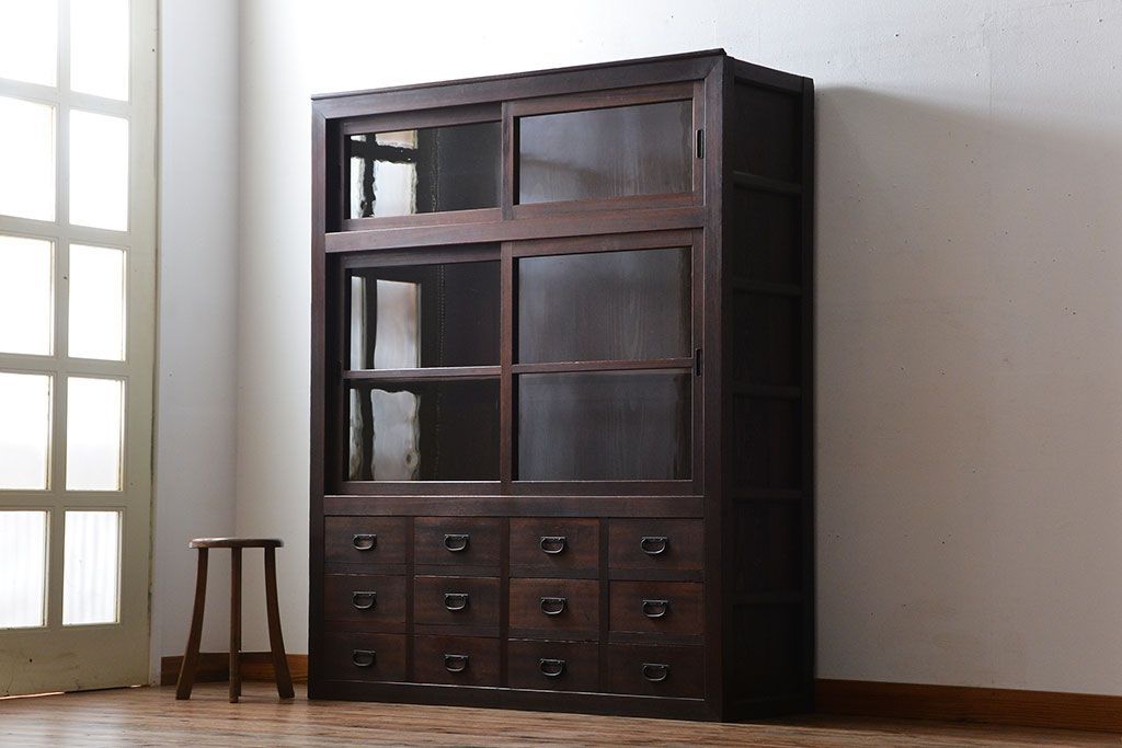 アンティーク家具　古民具・骨董　引き出し12杯付き古い木製のガラス引き戸収納棚(水屋箪笥)