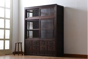 アンティーク家具　古民具・骨董　引き出し12杯付き古い木製のガラス引き戸収納棚(水屋箪笥)