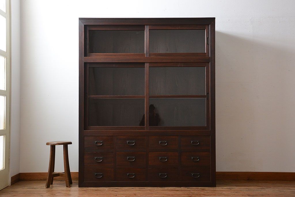 アンティーク家具　古民具・骨董　引き出し12杯付き古い木製のガラス引き戸収納棚(水屋箪笥)