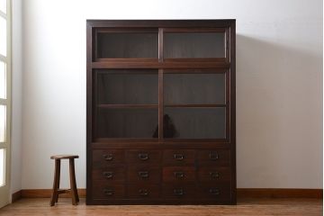 アンティーク家具　古民具・骨董　引き出し12杯付き古い木製のガラス引き戸収納棚(水屋箪笥)