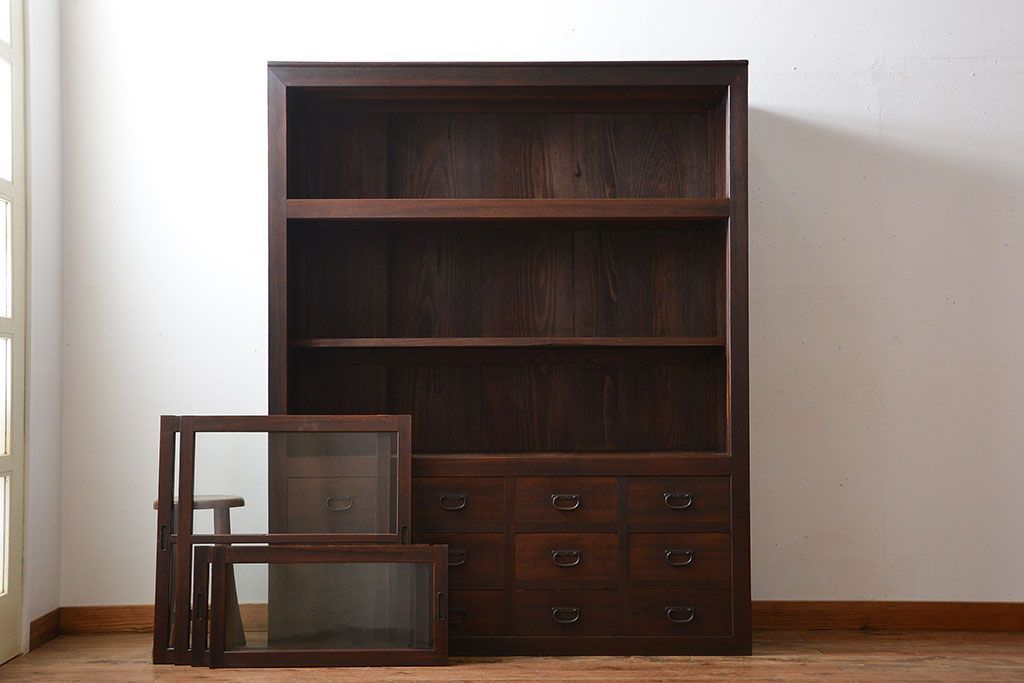 アンティーク家具　古民具・骨董　引き出し12杯付き古い木製のガラス引き戸収納棚(水屋箪笥)