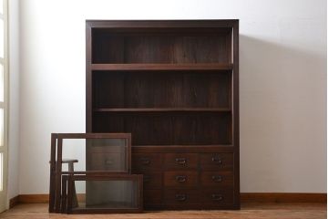 アンティーク家具　古民具・骨董　引き出し12杯付き古い木製のガラス引き戸収納棚(水屋箪笥)