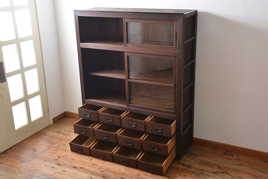 アンティーク家具　古民具・骨董　引き出し12杯付き古い木製のガラス引き戸収納棚(水屋箪笥)