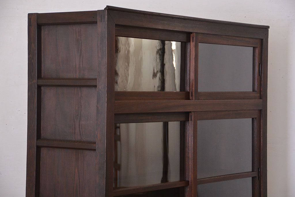 アンティーク家具　古民具・骨董　引き出し12杯付き古い木製のガラス引き戸収納棚(水屋箪笥)