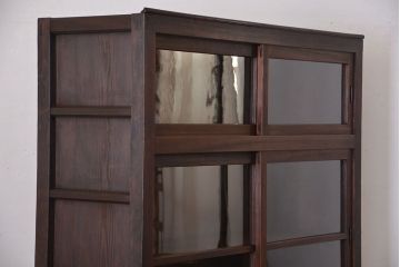 アンティーク家具　古民具・骨董　引き出し12杯付き古い木製のガラス引き戸収納棚(水屋箪笥)