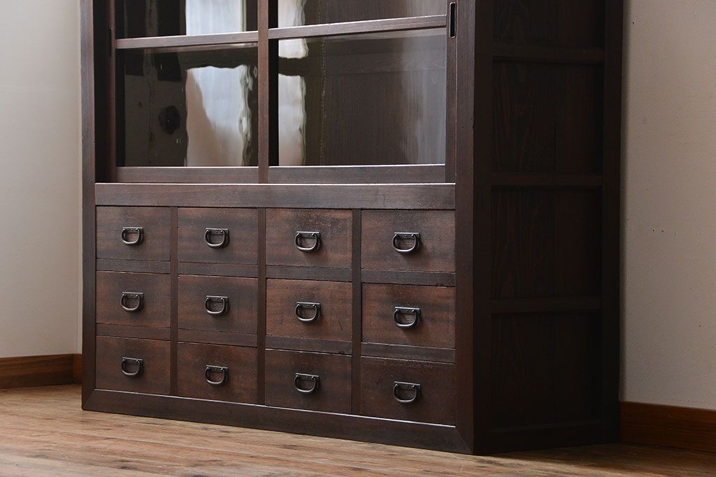 アンティーク家具　古民具・骨董　引き出し12杯付き古い木製のガラス引き戸収納棚(水屋箪笥)