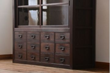 アンティーク家具　古民具・骨董　引き出し12杯付き古い木製のガラス引き戸収納棚(水屋箪笥)