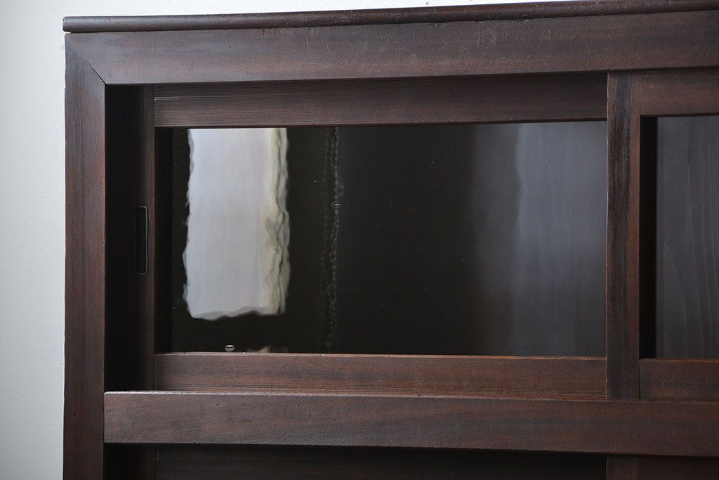 アンティーク家具　古民具・骨董　引き出し12杯付き古い木製のガラス引き戸収納棚(水屋箪笥)