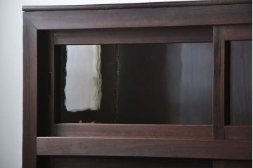 アンティーク家具　古民具・骨董　引き出し12杯付き古い木製のガラス引き戸収納棚(水屋箪笥)