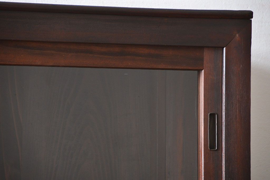 アンティーク家具　古民具・骨董　引き出し12杯付き古い木製のガラス引き戸収納棚(水屋箪笥)