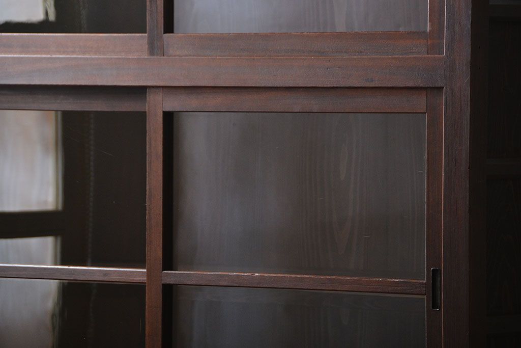 アンティーク家具　古民具・骨董　引き出し12杯付き古い木製のガラス引き戸収納棚(水屋箪笥)