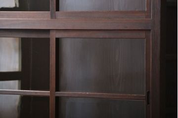 アンティーク家具　古民具・骨董　引き出し12杯付き古い木製のガラス引き戸収納棚(水屋箪笥)