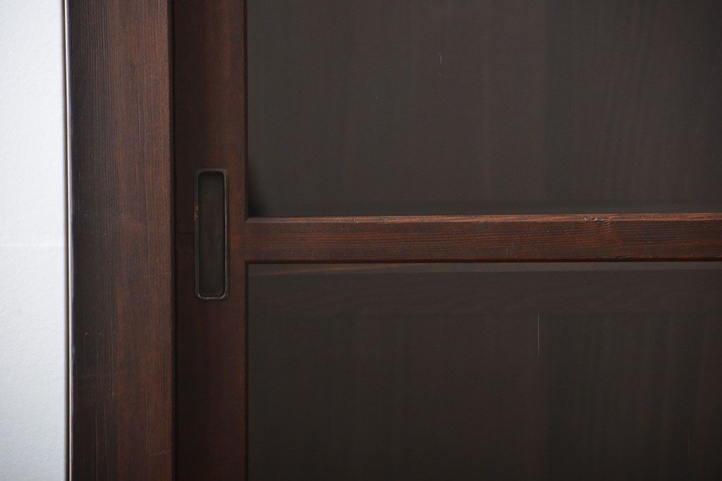 アンティーク家具　古民具・骨董　引き出し12杯付き古い木製のガラス引き戸収納棚(水屋箪笥)