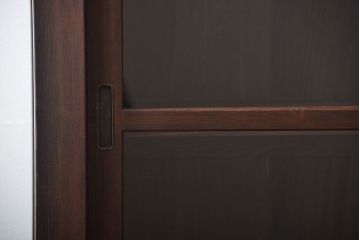 アンティーク家具　古民具・骨董　引き出し12杯付き古い木製のガラス引き戸収納棚(水屋箪笥)