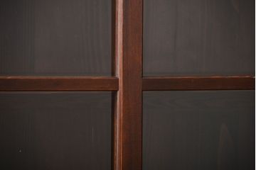 アンティーク家具　古民具・骨董　引き出し12杯付き古い木製のガラス引き戸収納棚(水屋箪笥)