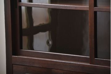 アンティーク家具　古民具・骨董　引き出し12杯付き古い木製のガラス引き戸収納棚(水屋箪笥)