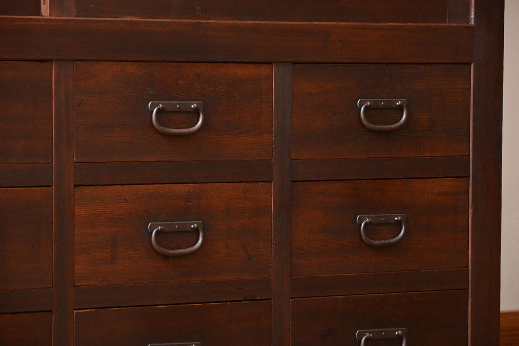 アンティーク家具　古民具・骨董　引き出し12杯付き古い木製のガラス引き戸収納棚(水屋箪笥)