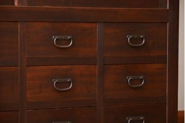 アンティーク家具　古民具・骨董　引き出し12杯付き古い木製のガラス引き戸収納棚(水屋箪笥)