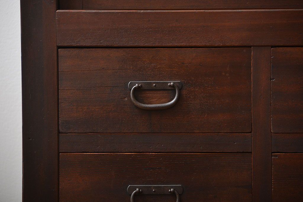 アンティーク家具　古民具・骨董　引き出し12杯付き古い木製のガラス引き戸収納棚(水屋箪笥)