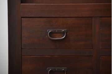 アンティーク家具　古民具・骨董　引き出し12杯付き古い木製のガラス引き戸収納棚(水屋箪笥)