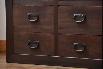 アンティーク家具　古民具・骨董　引き出し12杯付き古い木製のガラス引き戸収納棚(水屋箪笥)